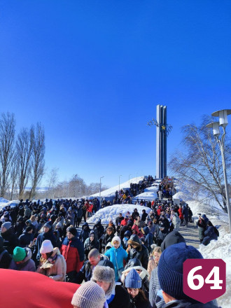 В Саратове студенты развернули 80-метровый флаг в поддержку президента