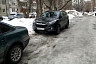В Саратове автохамы массово заполонили тротуар