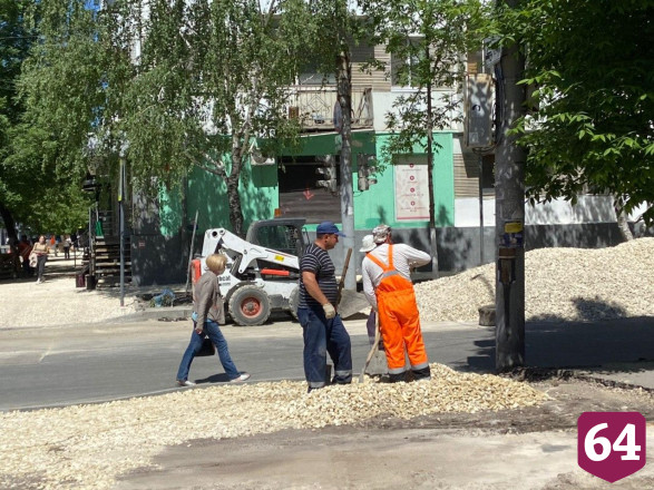 В Саратове дорожные рабочие массово игнорируют масочный режим 