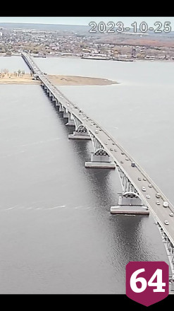 Остров под саратовским мостом начал уходить под воду