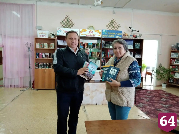 Чиновник подарил библиотеке книгу для будущих мам из домашнего фонда 