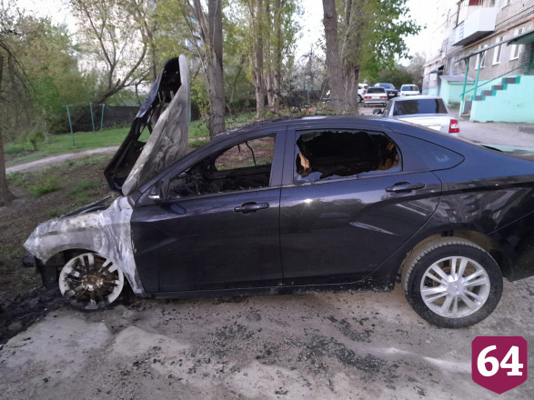 Очевидцы сняли на видео предполагаемый поджог такси