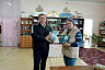 Чиновник подарил библиотеке книгу для будущих мам из домашнего фонда 