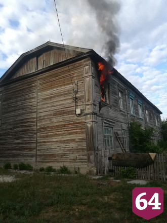 Под Саратовом горят 4 квартиры в двухэтажном доме