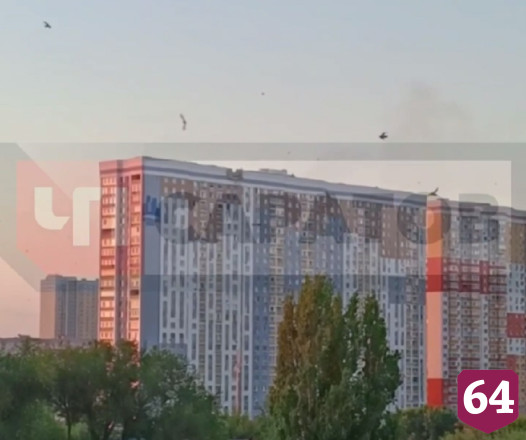 В Саратове и Энгельсе обломки беспилотников упали на жилые дома