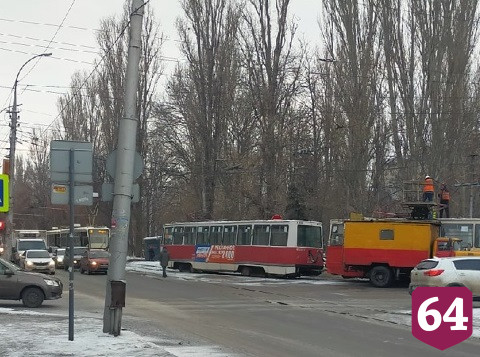 В центре Саратова обрыв проводов остановил электротранспорт 