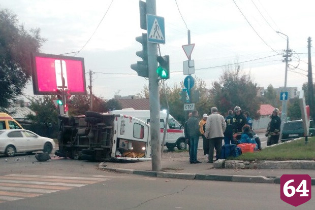 В Саратове после ДТП со «скорой» в больницу доставили трех человек 