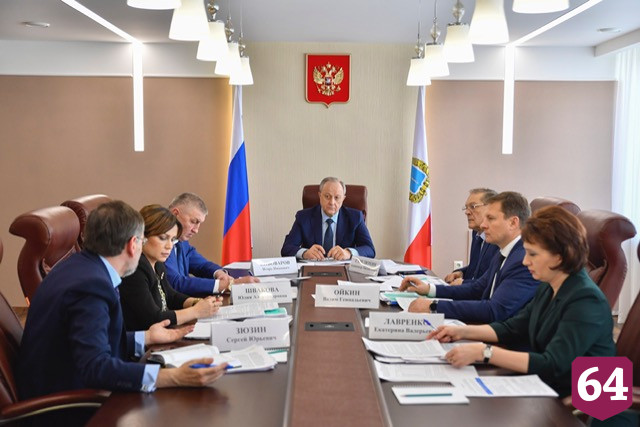 Губернатор обсудил с зампредами зарплату педагогов 