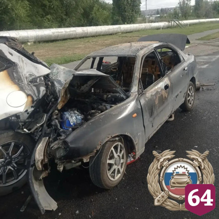 Два человека пострадали в ДТП со сгоревшими машинами в Саратовской области