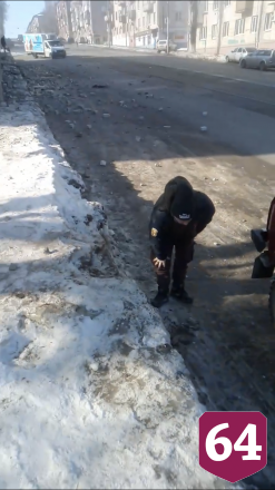 В Саратове прохожих едва не завалило кирпичами с расселенного дома