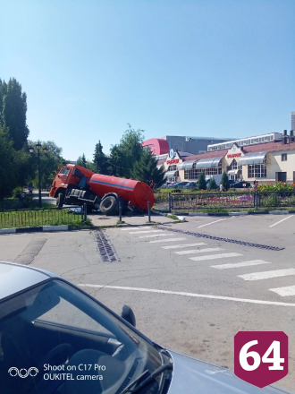 В Саратове на тротуаре поливальная машина ушла под асфальт 