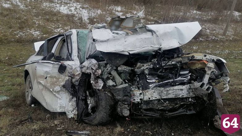 Спасатели деблокировали пострадавшего в ДТП под Саратовом