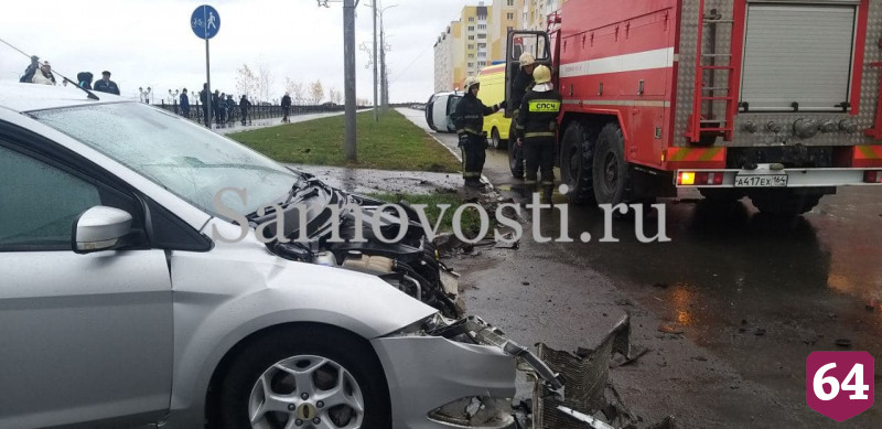 В Саратове грузовик опрокинулся на бок после ДТП с иномаркой