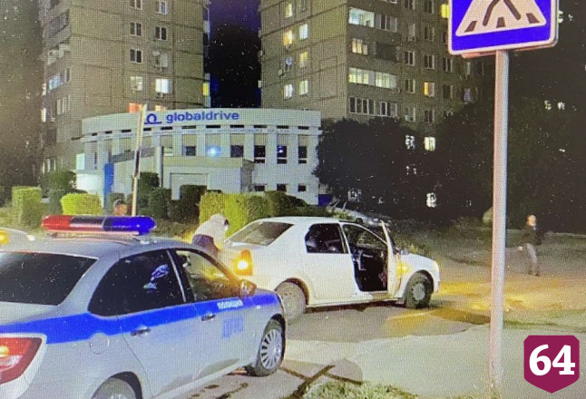 В Саратове 11-летний школьник на самокате попал под иномарку 