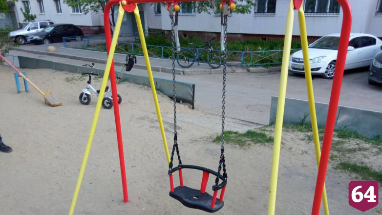 В Саратове спасатели вытащили из качелей двух застрявших девочек