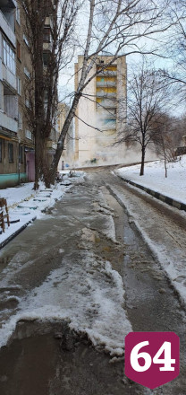 На затопленной улице в Саратове провалился асфальт