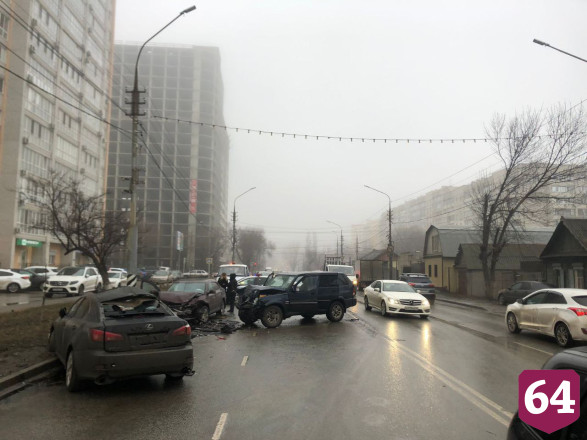 В Энгельсе два ребенка и женщина пострадали в массовом ДТП