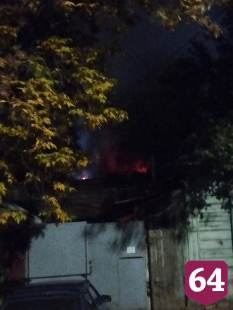 Жителя дома в центре Саратова эвакуировали из-за пожара