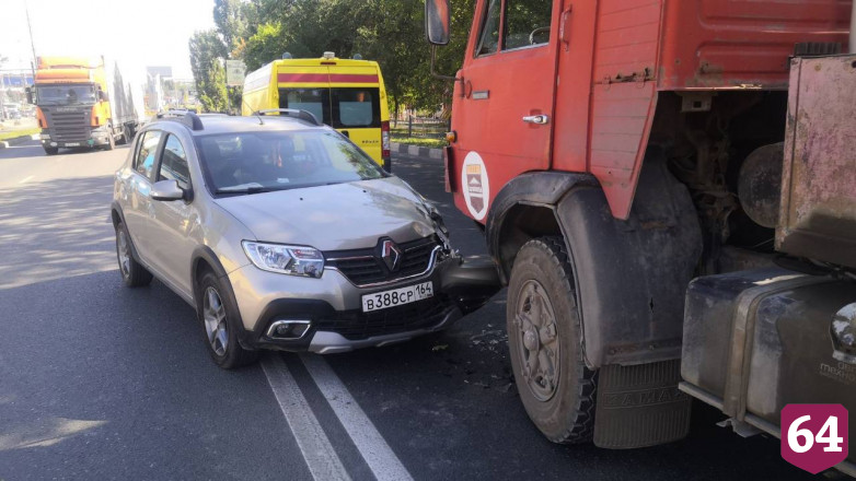 В ДТП с грузовиком в Саратове ранен водитель легковушки