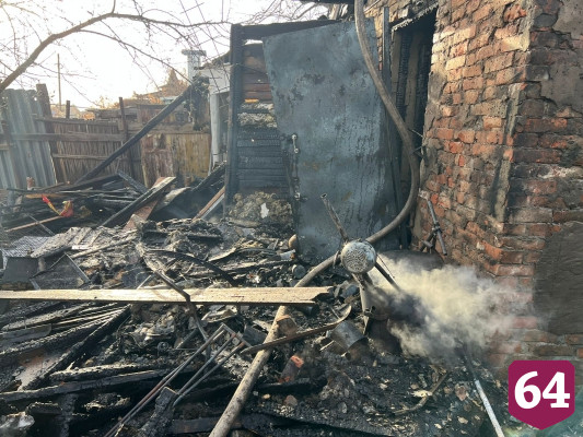 В коридоре сгоревшего под Саратовом дома обнаружили труп хозяина