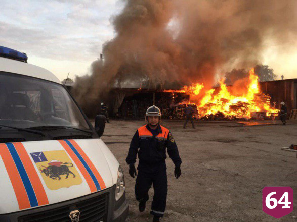 В промзоне Энгельса огонь уничтожил заброшенное здание 