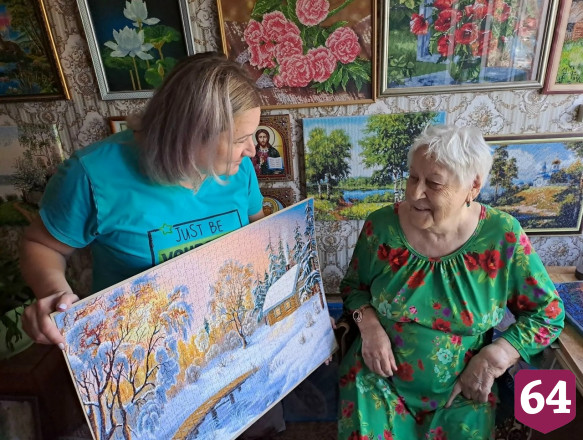 Жительница Саратова в 90 лет «пишет» мозаичные картины