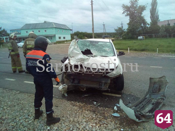 Двое мужчин на легковушке покалечились в ДТП с автокраном под Саратовом