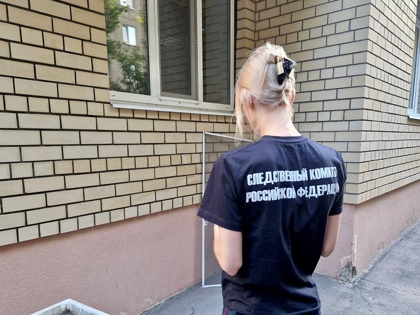 В Саратове из окна 4-го этажа упала 5-летняя девочка