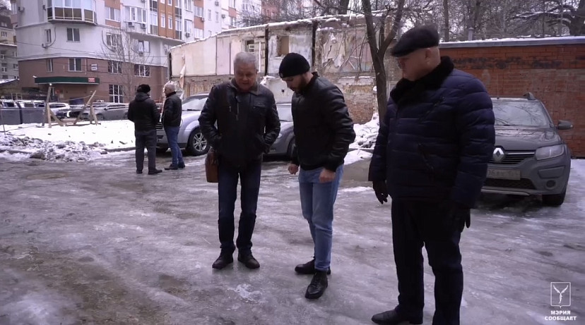 Управляющие компании Саратова призвали обработать дворы от гололеда