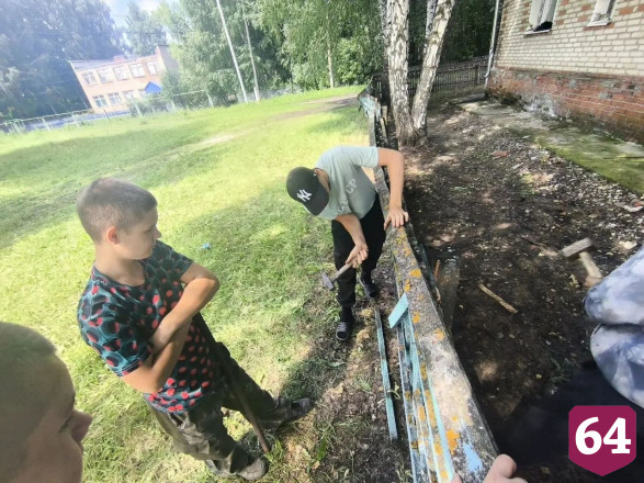 Саратовские школьники отмыли детскую площадку и починили забор