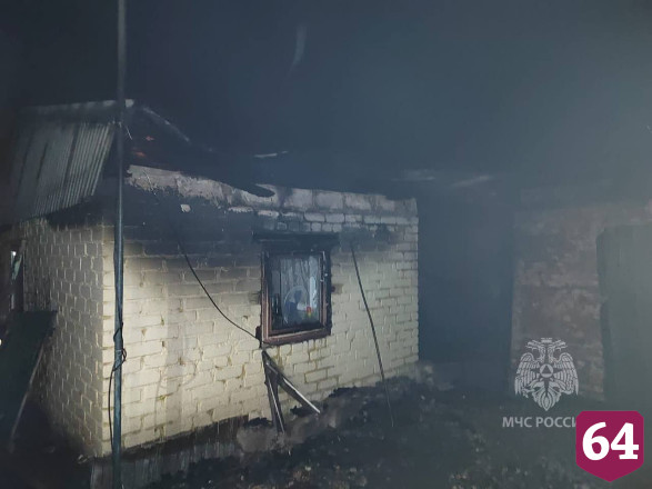 Под Саратовом пожар уничтожил баню и летнюю кухню