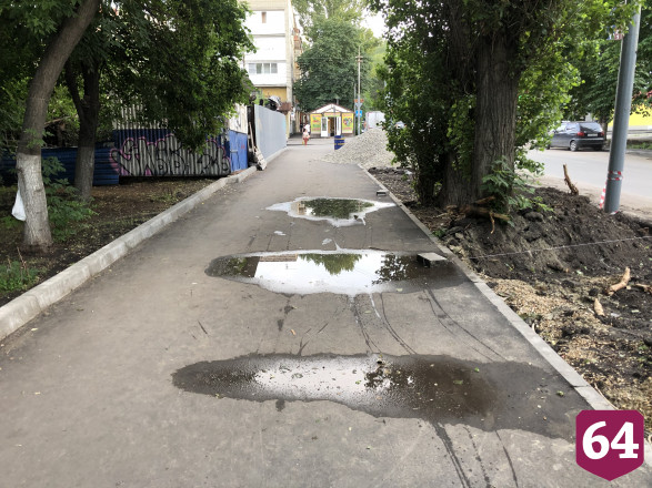 На новом асфальте в центре Саратова не сохнут лужи