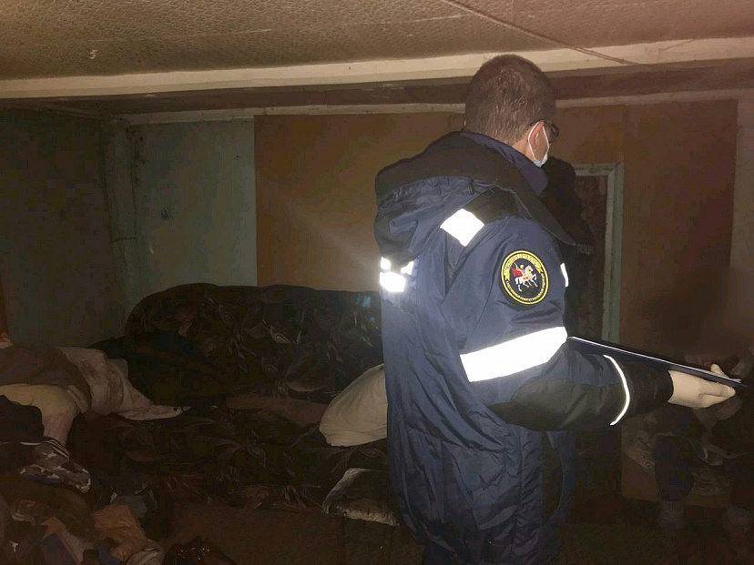 В частном доме нашли труп мужчины с перерезанным горлом