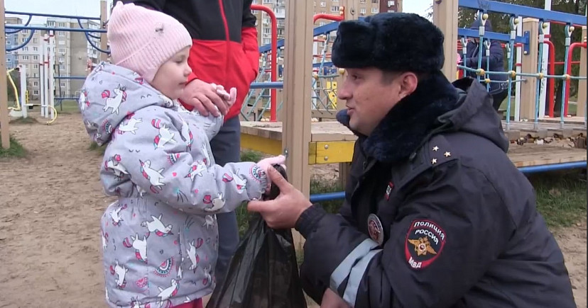 Полицейский помог доставить в больницу истекавшую кровью 3-летнюю девочку