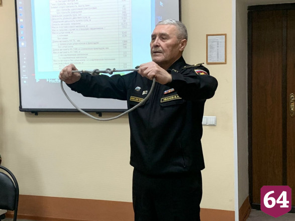 Саратовский спецназовец провел занятие по начальной военной подготовке