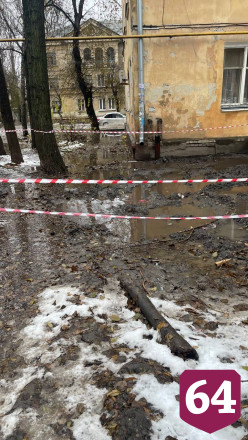 Саратовцам мешает выйти из дома «океан» у подъезда 