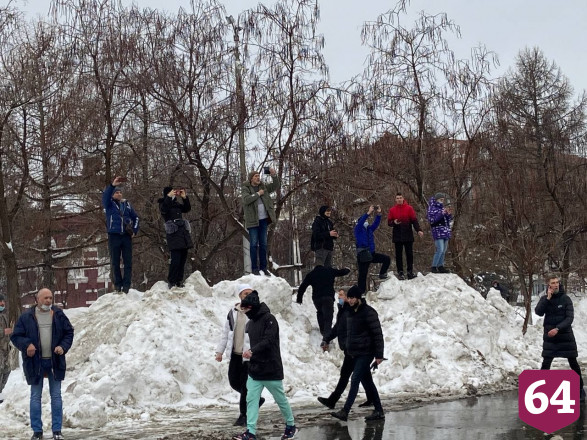 Участники митинга Навального штурмовали Саратовскую областную думу