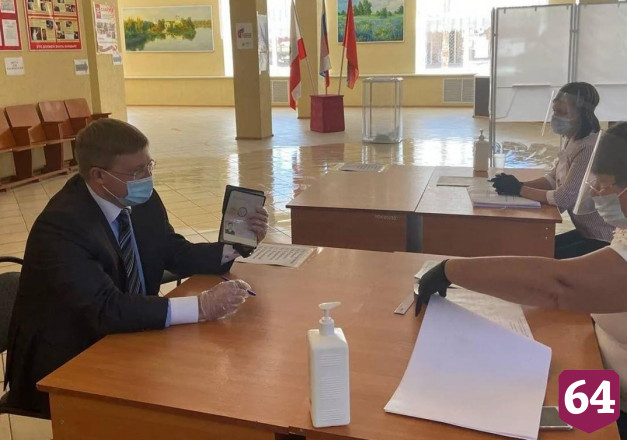 Главы районов Саратовской области оценили работу участков для голосования 