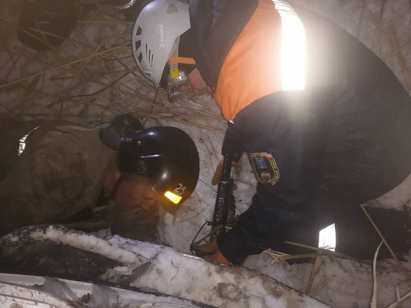 Саратовские спасатели вытащили из кювета пассажирку иномарки