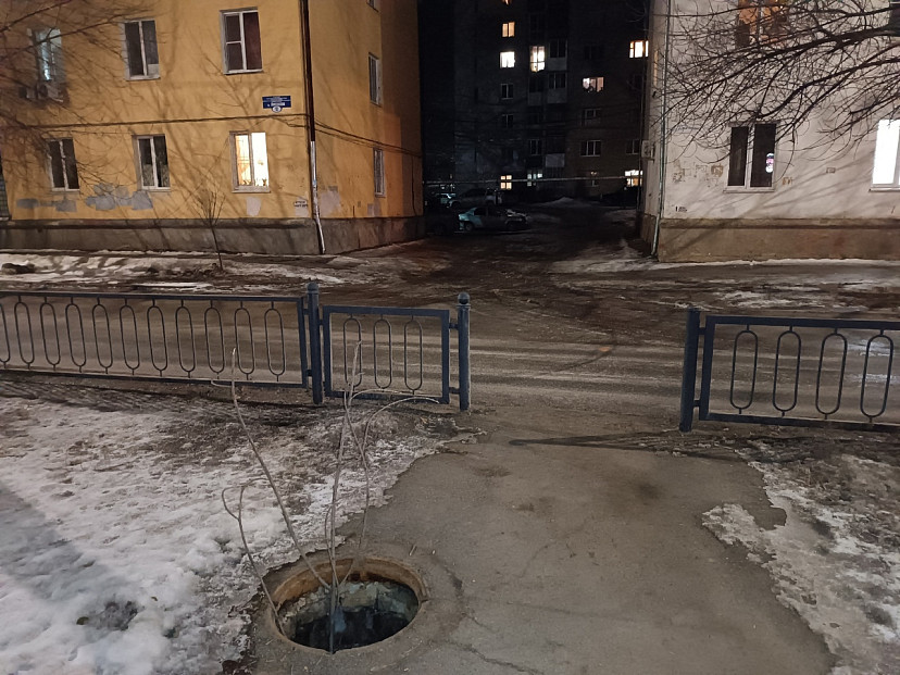 В Саратове на прогулочной аллее с лета открыт колодец