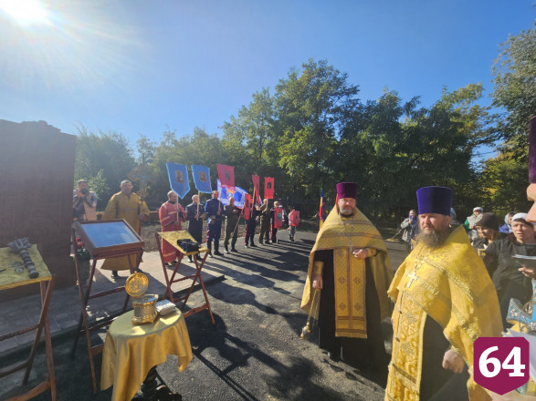 В Саратовской области на казачьем фестивале кормили щами и фланкировали шашкой