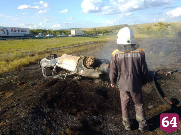 На саратовской трассе автомобиль вылетел в кювет и сгорел дотла