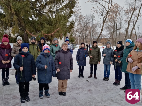 Саратовские школьники почтили память знаменитой летчицы