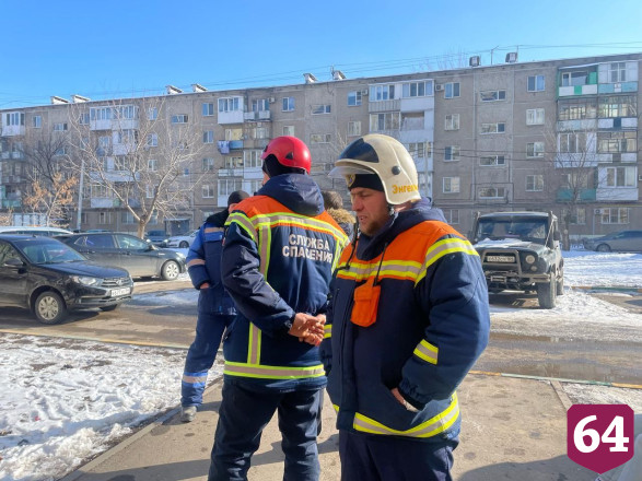 Провал в подъезде энгельсской пятиэтажки засыплют песком