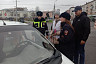 В Саратове автоинспекторы дарили женщинам цветы и открытки