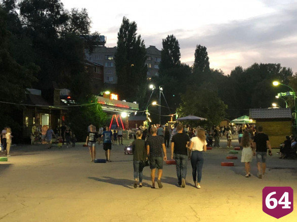 Жители Саратова без масок проводят вечер в очередях к аттракционам
