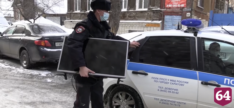 Саратовец нес украденный телевизор в скупку и попался полиции