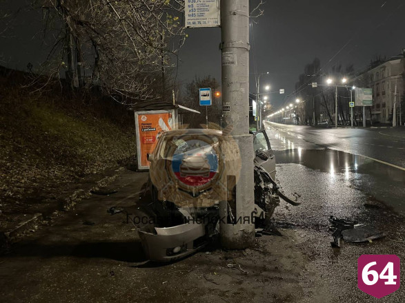 Водитель разбил Infiniti о столб и попал с пассажиром в больницу 