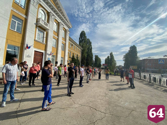 Глава Саратова вышел на зарядку с силачом