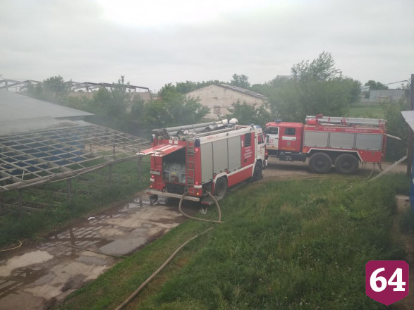 Утром под Саратовом полыхал склад с желатином